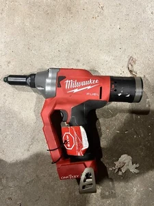 Herramienta de remache inalámbrica Milwaukee M18 FUEL ONE-KEY 18 voltios de iones de litio (solo herramienta) - Imagen 1 de 2