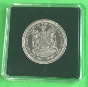 1984 ISLE OF MAN QUINCENTENARY OF THE COLLEGE OF ARMS DIAMOND FINISH 1 CROWN - Picture 1 of 3