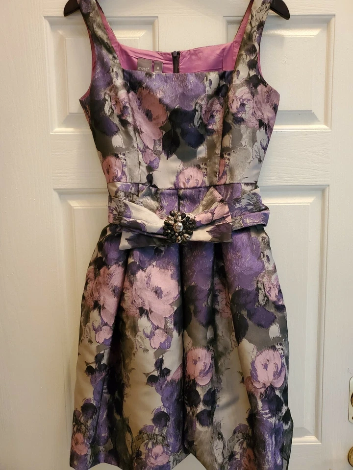 Vestido floral plisado gris, púrpura, rosa sin mangas Muse con cinturón - talla 6 Foto 1 de 4