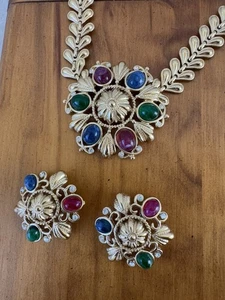 Juego de broches y pendientes de clip vintage Trifari TM Jewels of India cabujón - Imagen 1 de 17