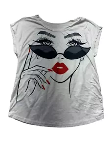 Dama con labios rojos y gafas de sol negras camiseta gráfica blanca sin etiquetas aprox. Talla S - Imagen 1 de 4
