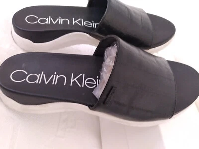 Sandalia plana de cuero AEL alto brillo UBI para mujer Calvin Klein, talla 8 negra/blanca Foto 1 de 4