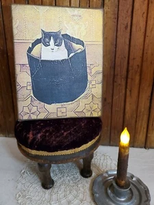 ANTIGUO VICTORIANO PRIMITIVO ANTIGUO SHABBY ESTILO VINTAGE ESMOQUIN GATO EN SOMBRERO SIGNO CAJA - Imagen 1 de 7