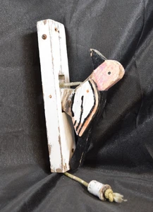 Aldaba de puerta de madera de pájaro carpintero apilado arte popular vintage cabaña - Imagen 1 de 20