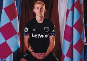 Football - Flynn Downes - Hand Signed A4 Photograph - West Ham United - COA - Picture 1 of 1