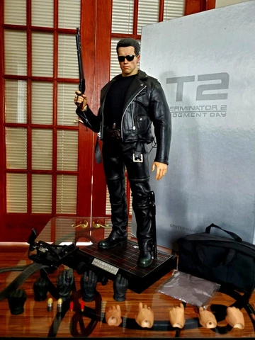 Enterbay Terminator 2 T-800  CLEAN VERSION  1/4 Scale  Pre-Owned (  SUPER RARE ) Cover