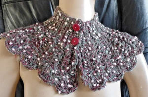 Handarbeit gehäkelt Kragen Schal Halstuch Tuch bunt weich Capelet Knöpfe Geschenk - Bild 1 von 11