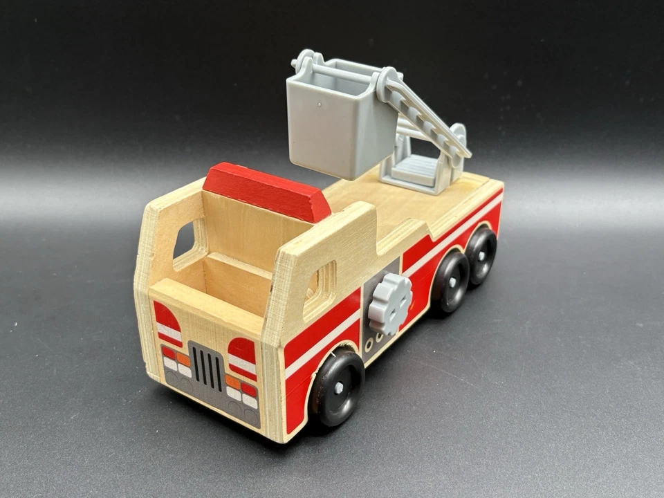 Camión de bomberos de madera Melissa & Doug clásico de juguete de 9" Foto 1 de 4
