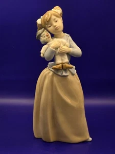 LLADRO NAO Figurine #1808 - "Girl With Clown Doll" Beautiful - Picture 1 of 8