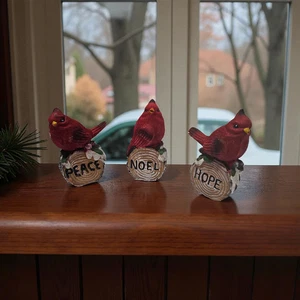 Juego de 3 estatuillas navideñas de resina roja cardenal perca de madera 'Noel' 'esperanza' 'paz' - Imagen 1 de 12