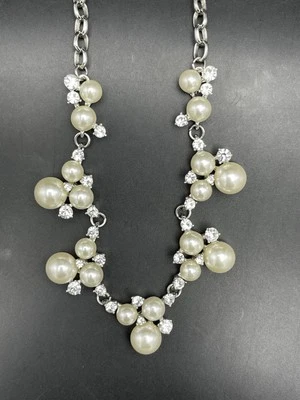 Juego de perlas y pedrería blancas tostadas a la perfección de joyería paparazzi Foto 1 de 4