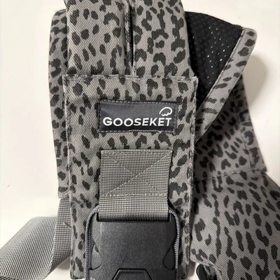 Cabestrillo Gooseket 365 para niños pequeños Plus marrón estampado de leopardo 6-48 meses para usar bebé Foto 1 de 3