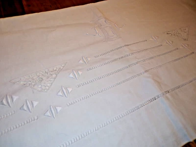 Drap de présentation lin blanc avec jours , incrustations  et monogramme MB - Photo 1/4