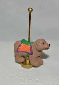 1990 Hallmark - oso carrusel - Feliz miniatura con etiqueta dorada en la parte inferior - Imagen 1 de 1