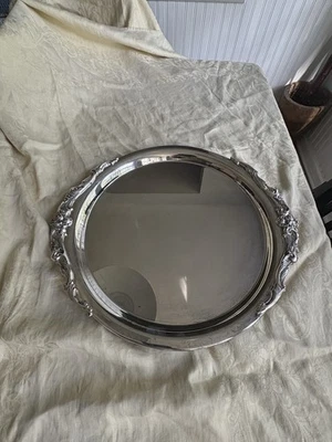 Plato grabado enchapado en plata Lunt con asas talladas elevadas Foto 1 de 4