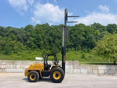 10000# CARRETILLA ELEVADORA LIFT KING 4 RUEDAS MOTRICES TERRENO ÁSPERO **TOTALMENTE NUEVA** Foto 1 de 4