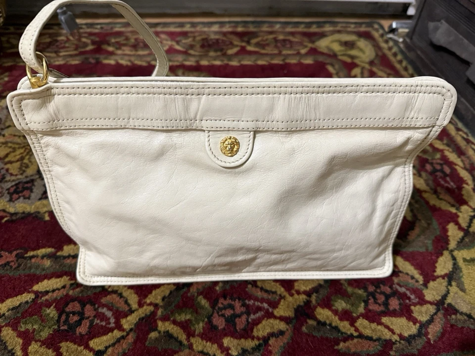 Cartera sin asas vintage de cuero blanco de invierno Anne Klein años 80 cierre con bisagras Foto 1 de 4