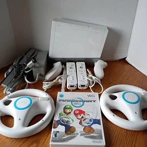 Paquete de Consola Nintendo Wii con Mario Kart 2- Ruedas y Controladores PROBADO Y FUNCIONA - Imagen 1 de 11