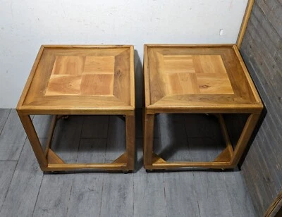 Par de mesas enrollables vintage modernas de mediados de siglo con cubo cuadrado de madera de teca Foto 1 de 4