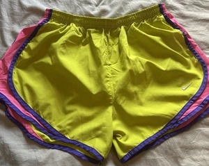 Pantalones Cortos Para Mujer Nike Dri Fit Atléticos Forrados con Cordón Talla Mediana”  - Imagen 1 de 7