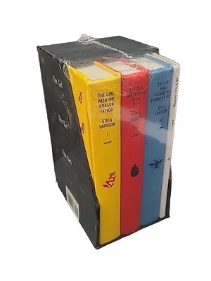 Stieg Larsson Millennium Trilogy Deluxe Box Set: The Girl with the Dragon Tattoo Foto 1 de 4