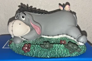 Statuina Disney Eeyore sdraiata in erba con farfalla Winnie Pooh - Foto 1 di 8