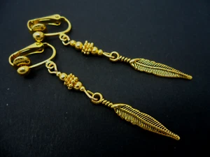 A PAIR OF GOLD COLOUR FEATHER DANGLY CLIP ON EARRINGS. NEW. - Picture 1 of 1