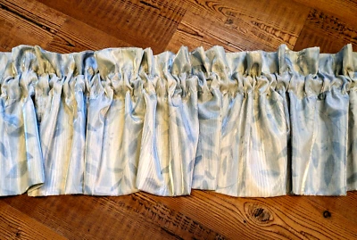 Cenefa de hojas botánicas azules y verdes brillantes en capas 128"x17" Foto 1 de 4