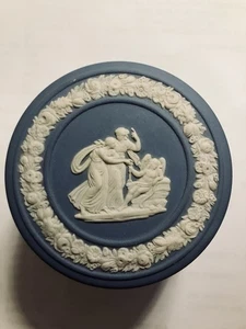 Vintage Wedgwood runde Schmuckschatulle blau Jasperware gestempelt Made in England 2” x 2,5” - Bild 1 von 6