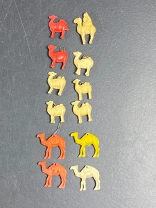 12 VINTAGE Camel Celluloid Charm Cracker Jack Prize lot mixed - Imagen 1 de 5