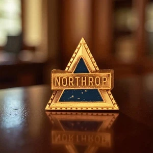 Vintage Northrop Dreieck Ansteck Hut Pin Luft- und Raumfahrt Luftfahrt Verteidigung Logo - Bild 1 von 5