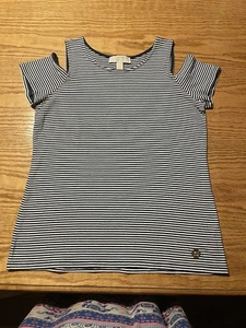 camisa michael kors talla mediana fuera del hombro rayas blancas y negras con alfiler - Imagen 1 de 4
