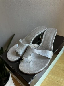 Donald J Pliner Women’s Open Toe Silver Distressed Metallic Kitten Heel Size 6.5 - Picture 1 of 17