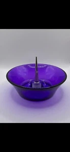 Hochwertiger Glas Aschenbecher (lila) mit abnehmbarem Edelstahl Poker Stück. - Bild 1 von 1