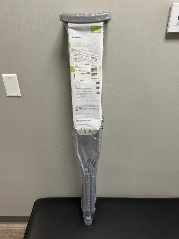 Muletas de aluminio para axilas McKesson para adultos - 5,2 a 5,10 pies Usuario Foto 1 de 1
