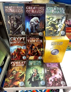 FIGHTING FANTASY BOX YELLOW 8 BOOK GAME LIBROGAME LIVINGSTONE - Imagen 1 de 5