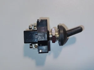 HIGH QUALITY TIN ON/OFF LEVER SWITCH WITH RUBBER HOOD - Picture 1 of 1
