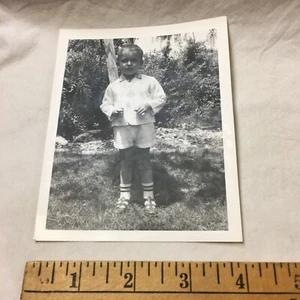 Pantalones cortos de pie en blanco y negro con foto encontrada para niño pequeño patio trasero vintage - Imagen 1 de 10