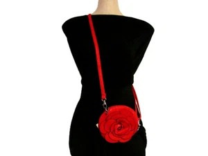 Bolso de hombro ajustable de cuero rojo con apliques florales de VLD - Imagen 1 de 14