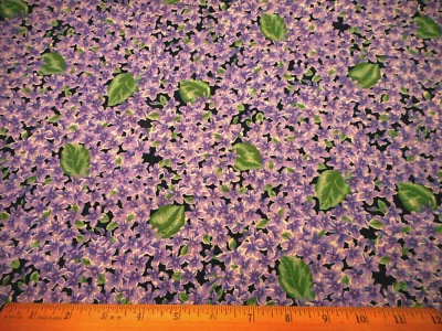 Ткань с цветочным рисунком 1 3/8 ярда РАСПРОДАЖА фиолетовый цветочный зеленый листья на черном хлопке #ПК - Изображение 1 из 2