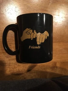 Taza ""amigos"" de vidrio negro ASL - Imagen 1 de 3