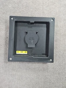 Original 21-25 Ford F-150 Camión Cama Trasera 12V Enchufe CA Enchufe Enchufe Enchufe Puerta Cubierta Fabricante de Equipo Original - Imagen 1 de 3