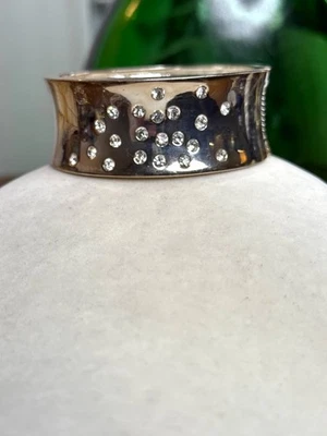 Brazalete ancho con bisagras tono plata con pedrería transparente - brillo glamoroso Foto 1 de 4