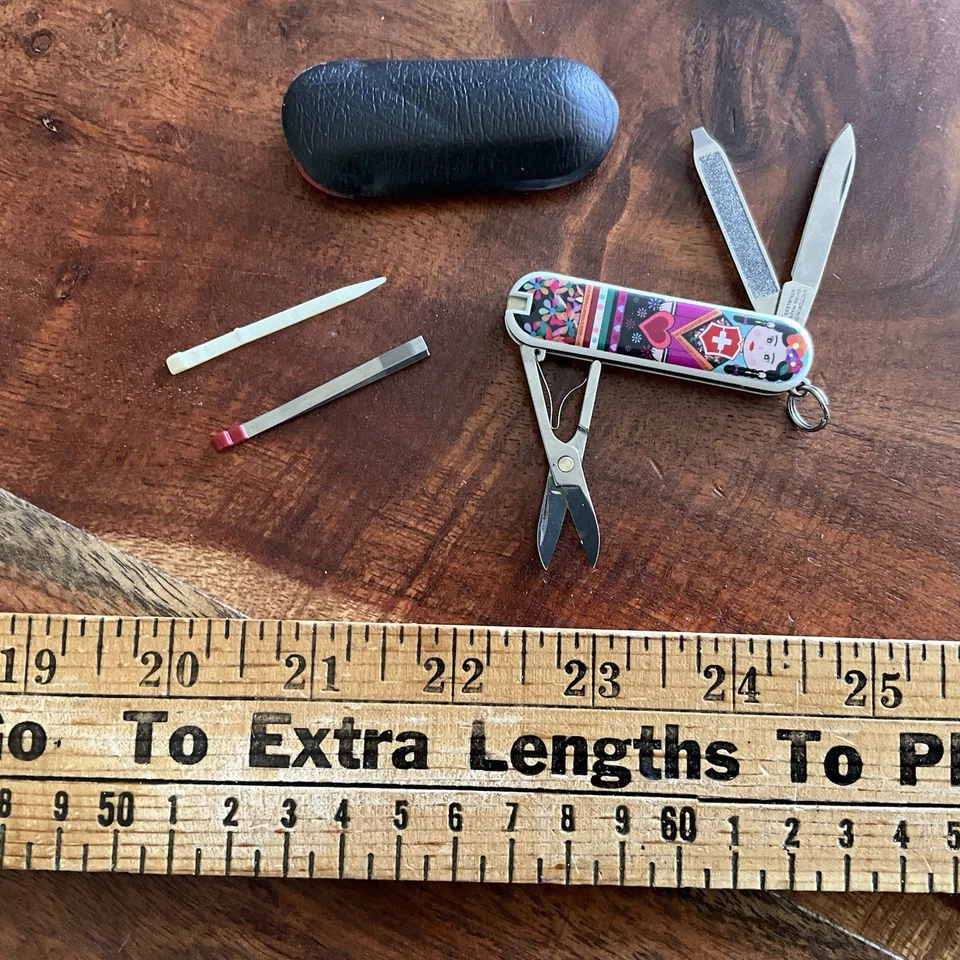 Navaja suiza Victorinox 58 mm clásica SD navaja de bolsillo 2016 Maria con estuche Foto 1 de 4