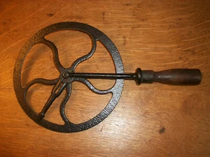 ANTICO CAVALLETTO DA VIAGGIO RUOTA 7 1/2" GHISA STRUMENTO PULIZIA - Foto 1 di 4