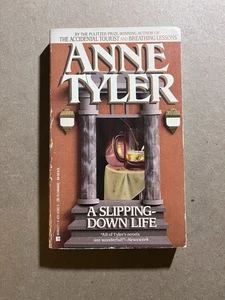 A SLIPPING-DOWN LIFE by Anne Tyler vintage 1983 Berkley paperback - Foto 1 di 3