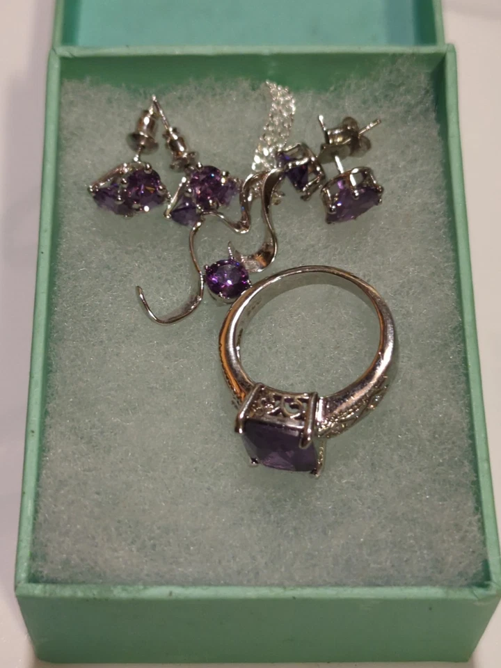Juego de collar, anillo y aretes de plata y amatista. Foto 1 de 4