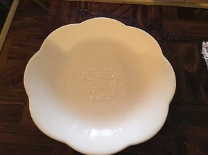 White dish with holly leaves and berries design - Picture 1 of 4