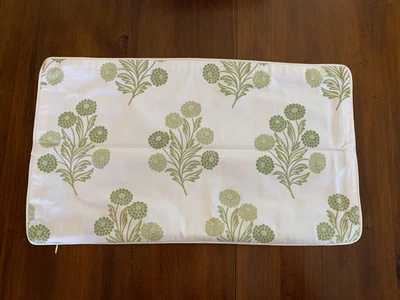 Funda de Almohada Floral Ballard Designs/Cotter, 12"H X 20"L, Blanca, Verde Salvia Foto 1 de 2