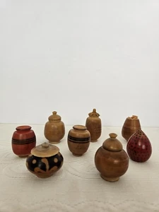 Vintage Holzmaserung Töpfe & Vasen Miniatur Puppenhaus Zubehör. Konvolut 8 Resin Deko - Bild 1 von 17